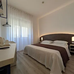 Otel Piccolo ***